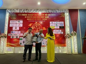 Anh Trần Quang Đức Ceo Công Ty Hợp Thành Phát trao giải thưởngchiếc máy hút bụi cho Người May mắn Anh Trần Trọng Mạnh Nhà Báo Doanh Nhân.